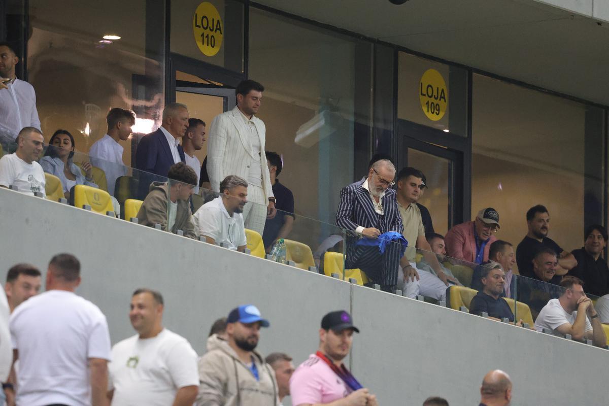 Ce a făcut Gigi Becali, la pauza partidei dintre FCSB și Aberdeen // foto: Ionuț Iordache