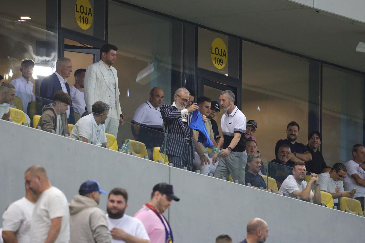 Ce a făcut Gigi Becali, la pauza partidei dintre FCSB și Aberdeen // foto: Ionuț Iordache