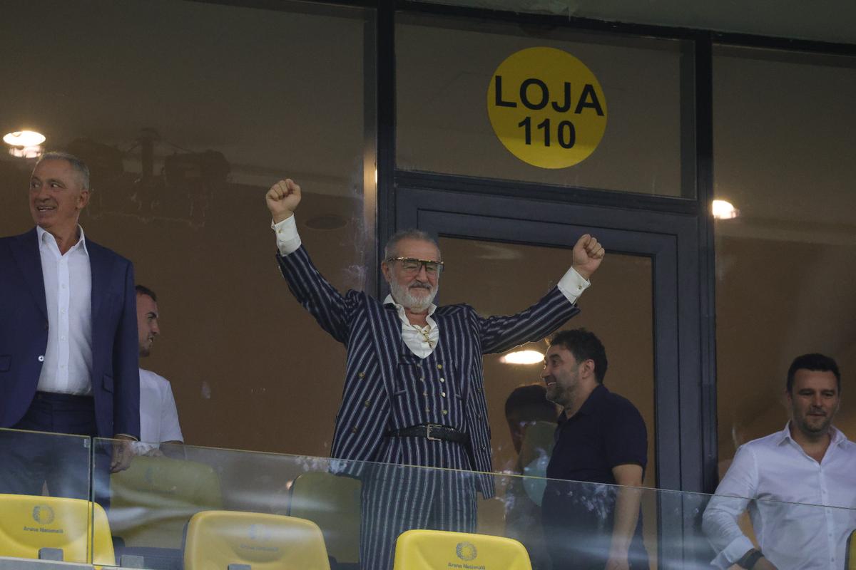 Ce a făcut Gigi Becali, la pauza partidei dintre FCSB și Aberdeen // foto: Ionuț Iordache