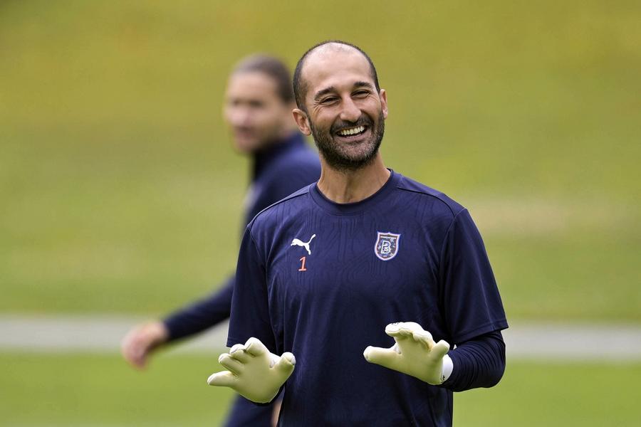 Volkan Babacan (37 de ani) este favorit să apere buturile lui Başakşehir în returul cu Universitatea Craiova. Foto: Imago Situație critică la Başakşehir, înaintea returului cu Universitatea Craiova
