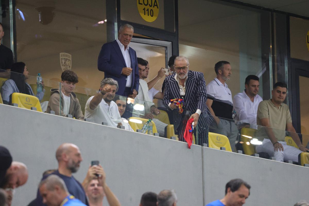 Ce a făcut Gigi Becali, la pauza partidei dintre FCSB și Aberdeen // foto: Ionuț Iordache