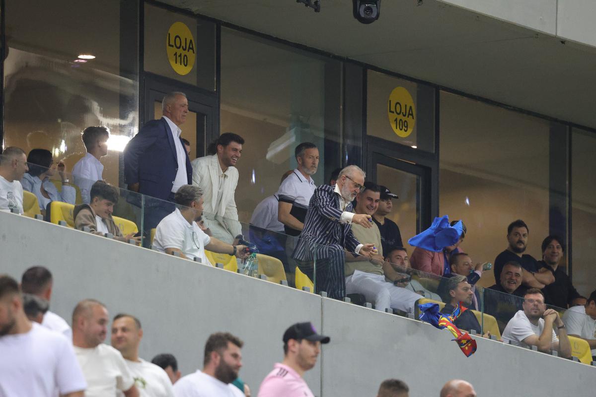 Ce a făcut Gigi Becali, la pauza partidei dintre FCSB și Aberdeen // foto: Ionuț Iordache
