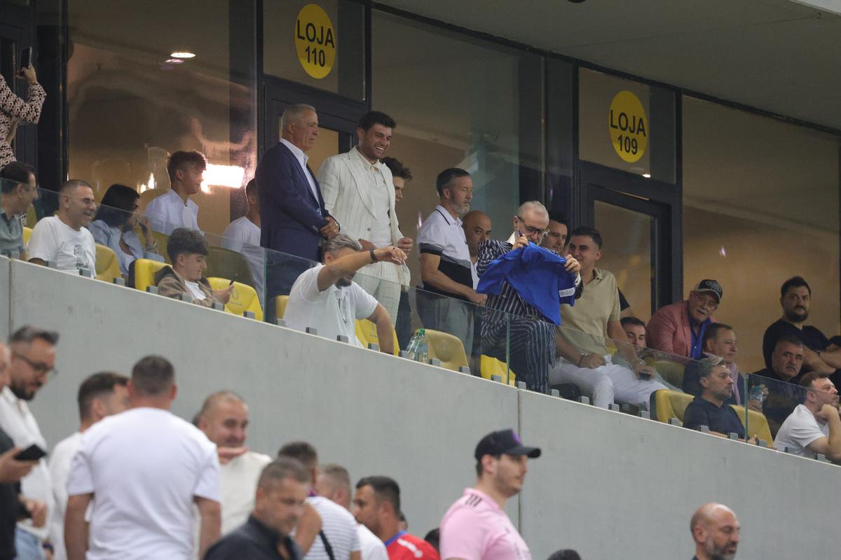 Ce a făcut Gigi Becali, la pauza partidei dintre FCSB și Aberdeen // foto: Ionuț Iordache