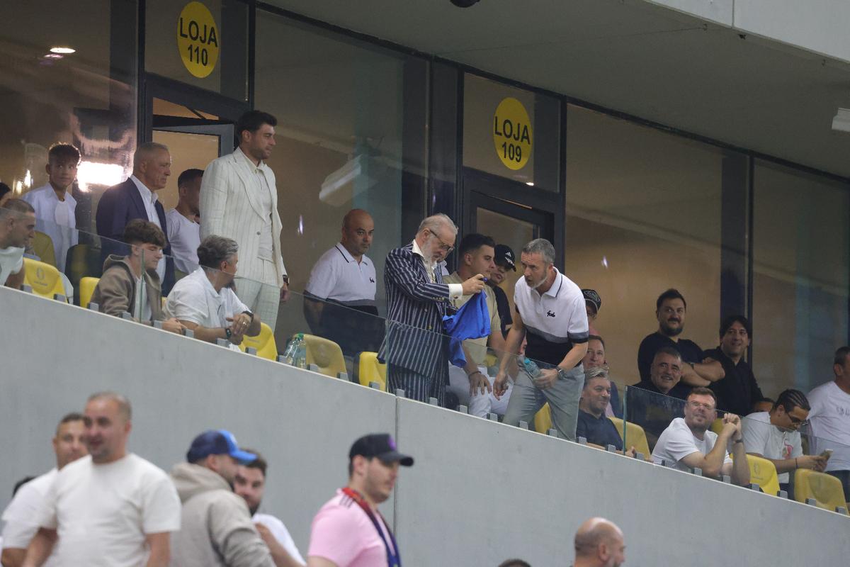 Ce a făcut Gigi Becali, la pauza partidei dintre FCSB și Aberdeen // foto: Ionuț Iordache