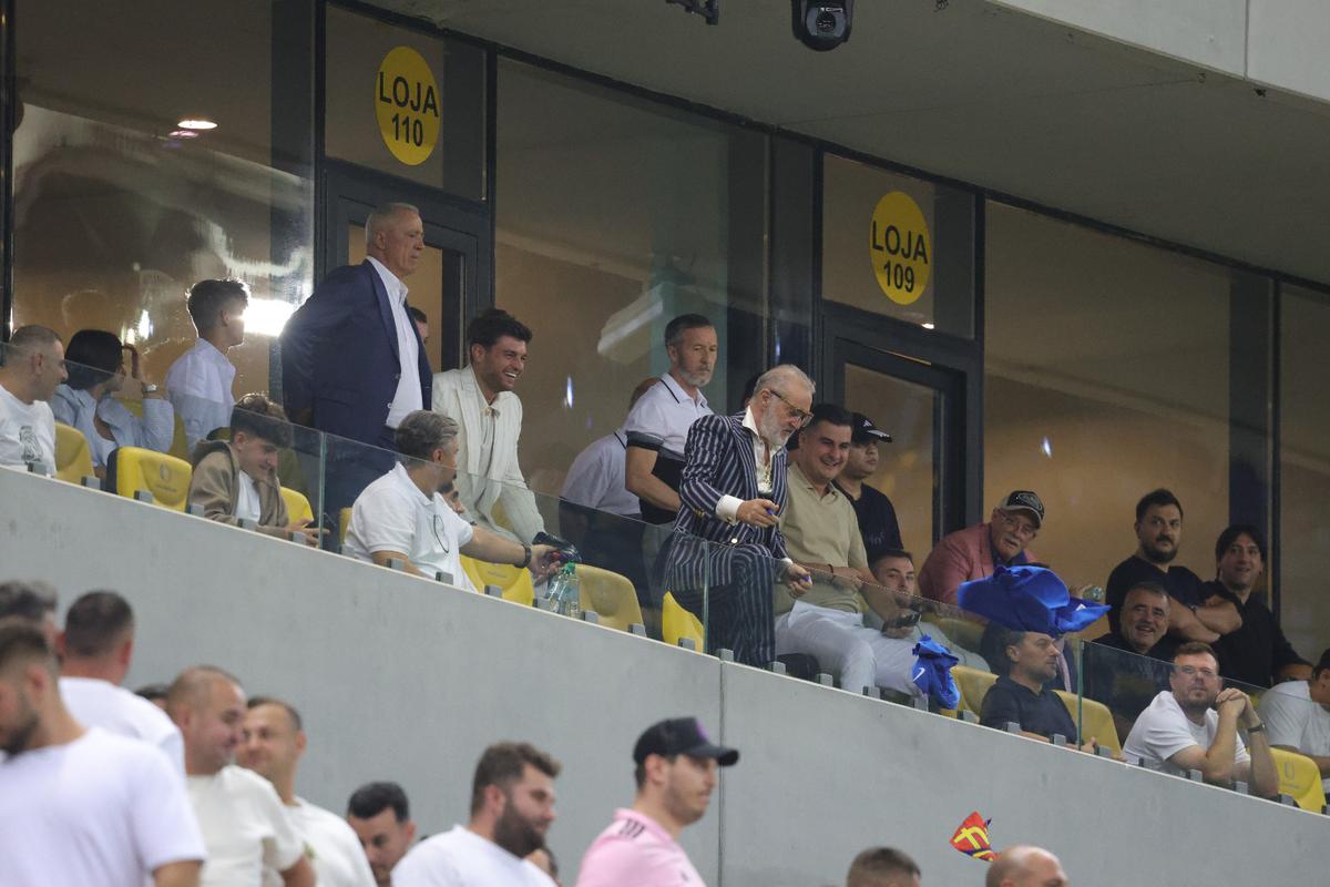 Ce a făcut Gigi Becali, la pauza partidei dintre FCSB și Aberdeen // foto: Ionuț Iordache