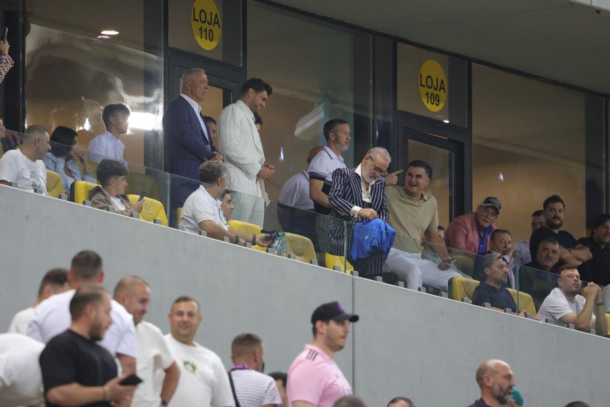 Ce a făcut Gigi Becali, la pauza partidei dintre FCSB și Aberdeen // foto: Ionuț Iordache