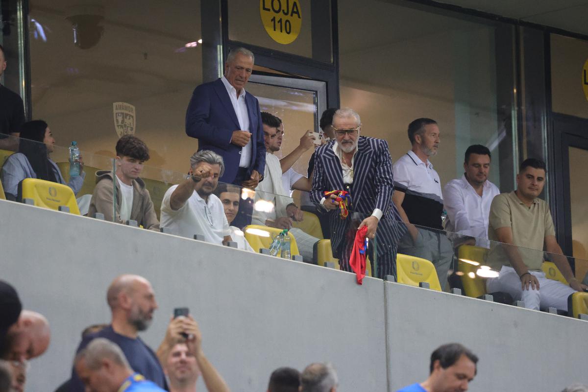 Ce a făcut Gigi Becali, la pauza partidei dintre FCSB și Aberdeen // foto: Ionuț Iordache