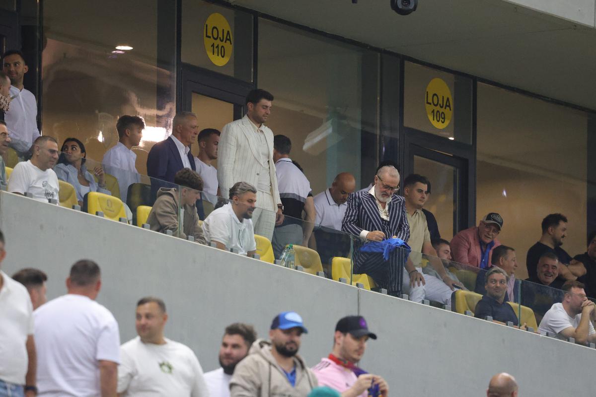 Ce a făcut Gigi Becali, la pauza partidei dintre FCSB și Aberdeen // foto: Ionuț Iordache