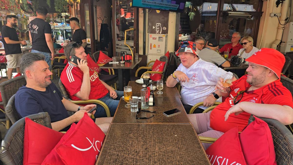 Fanii scoțieni petrec în Centrul Vechi înainte de Aberdeen - FCSB