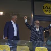 Ce a făcut Gigi Becali, la pauza partidei dintre FCSB și Aberdeen // foto: Ionuț Iordache
