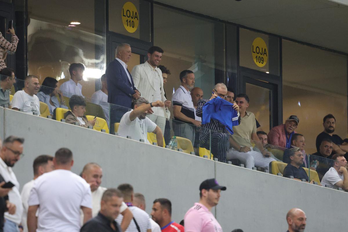 Ce a făcut Gigi Becali, la pauza partidei dintre FCSB și Aberdeen // foto: Ionuț Iordache