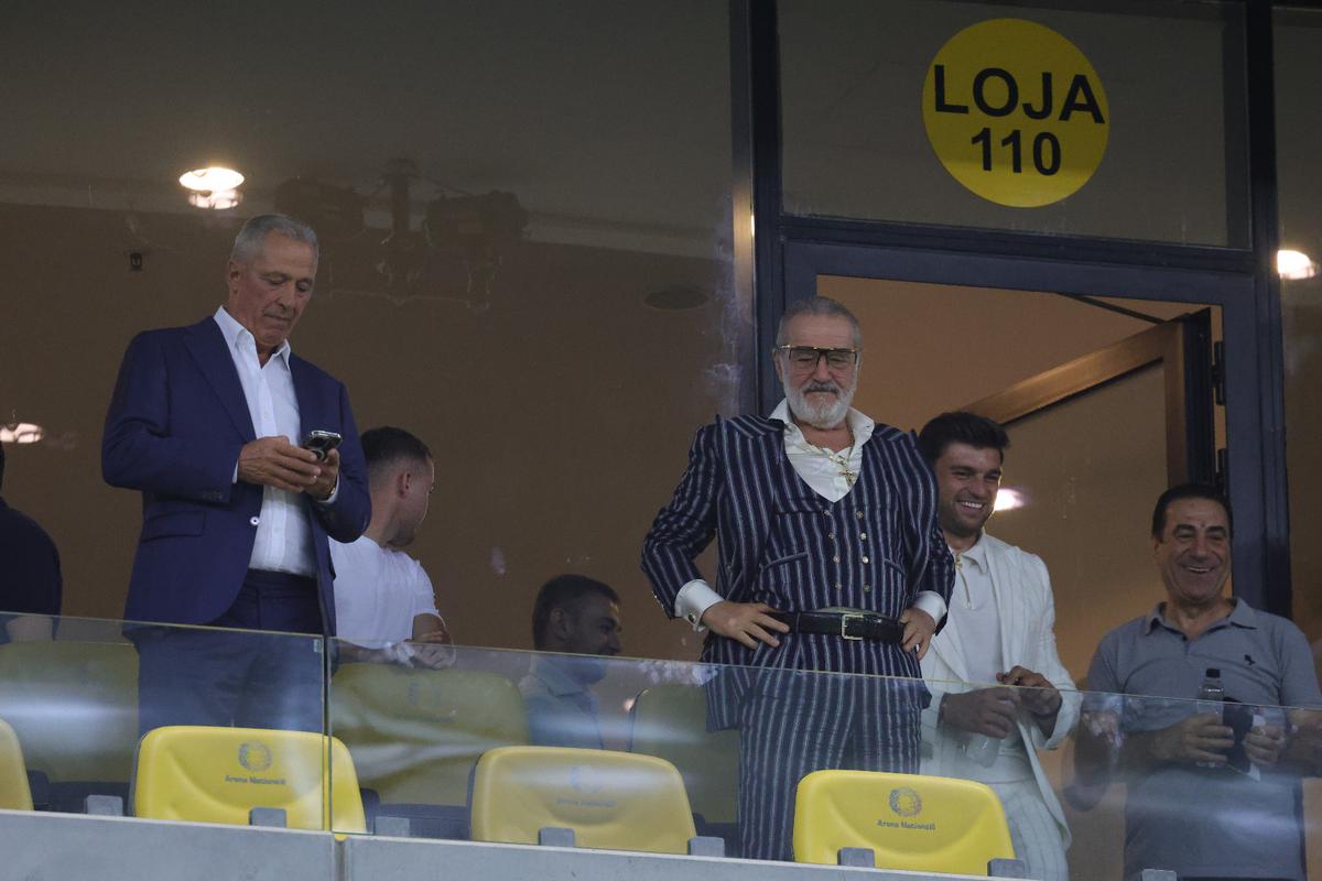 Ce a făcut Gigi Becali, la pauza partidei dintre FCSB și Aberdeen // foto: Ionuț Iordache