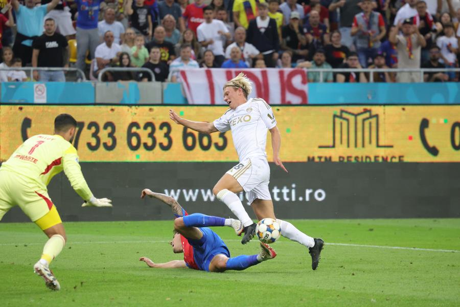 Duelul dintre Miculescu și Jensen, din FCSB - Aberdeen // FOTO: Ionuț Iordache (GSP) FCSB - Aberdeen 3-0. Calificare marcă înregistrată! Cu Olaru în zi de grație, campioana a făcut un meci mare și a intrat în grupa Europa League