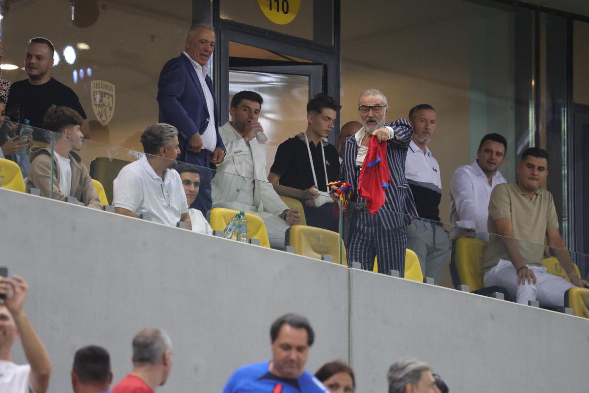 Ce a făcut Gigi Becali, la pauza partidei dintre FCSB și Aberdeen // foto: Ionuț Iordache