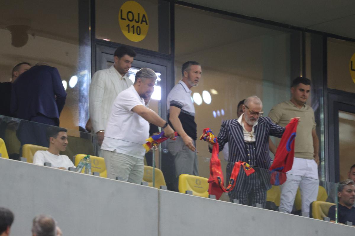 Ce a făcut Gigi Becali, la pauza partidei dintre FCSB și Aberdeen // foto: Ionuț Iordache
