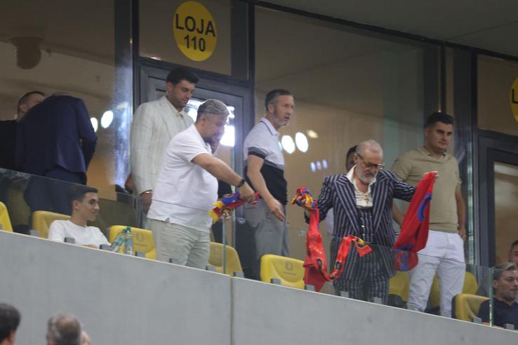 Ce a făcut Gigi Becali, la pauza partidei dintre FCSB și Aberdeen // foto: Ionuț Iordache