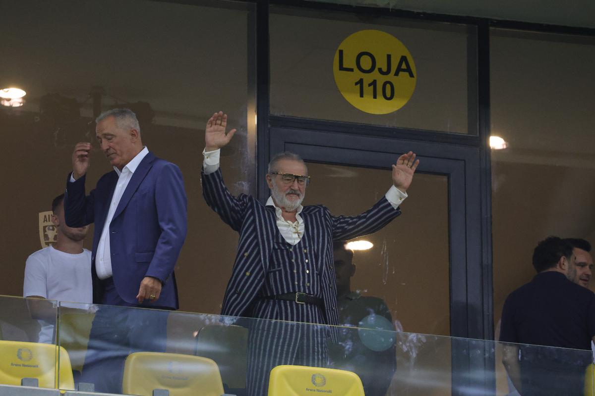 Ce a făcut Gigi Becali, la pauza partidei dintre FCSB și Aberdeen // foto: Ionuț Iordache