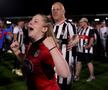 Surpriza anului în fotbalul „mare”, imagini EPICE la final! Fanii lui Grimsby au uitat de orice regulă după victoria cu Manchester United din Cupa Ligii