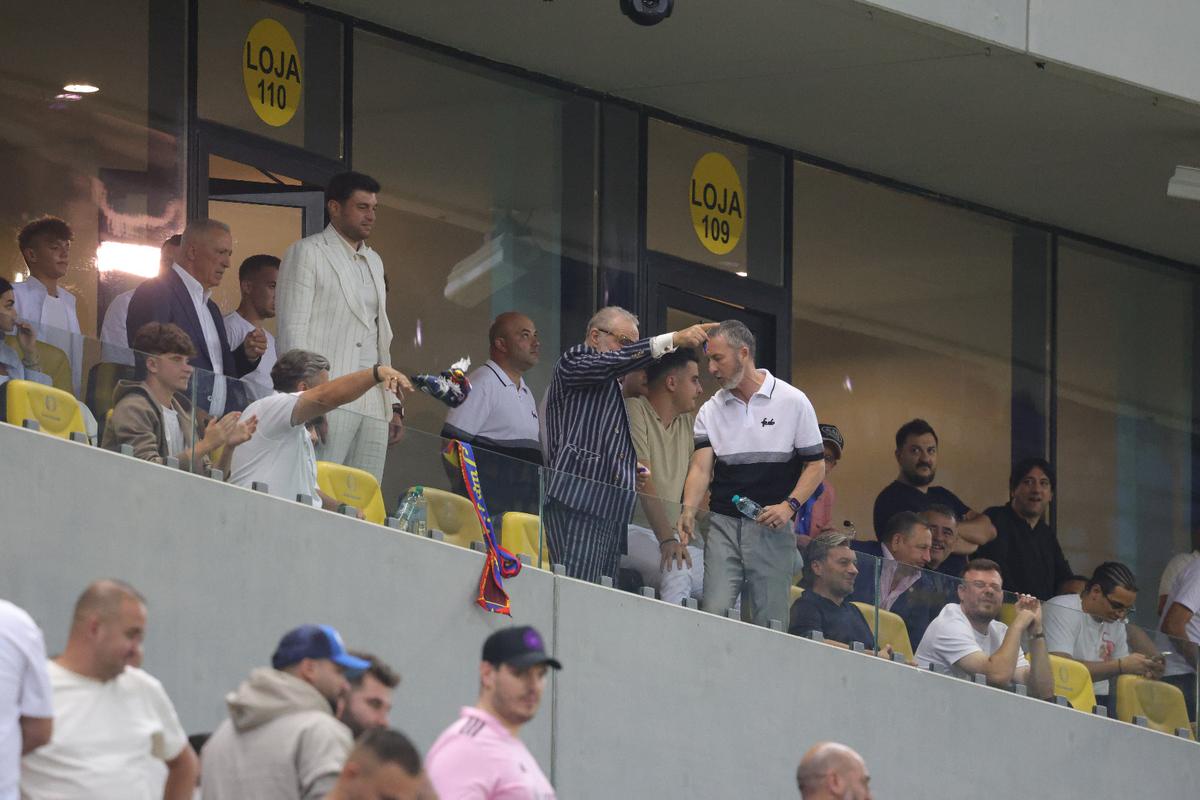 Ce a făcut Gigi Becali, la pauza partidei dintre FCSB și Aberdeen // foto: Ionuț Iordache