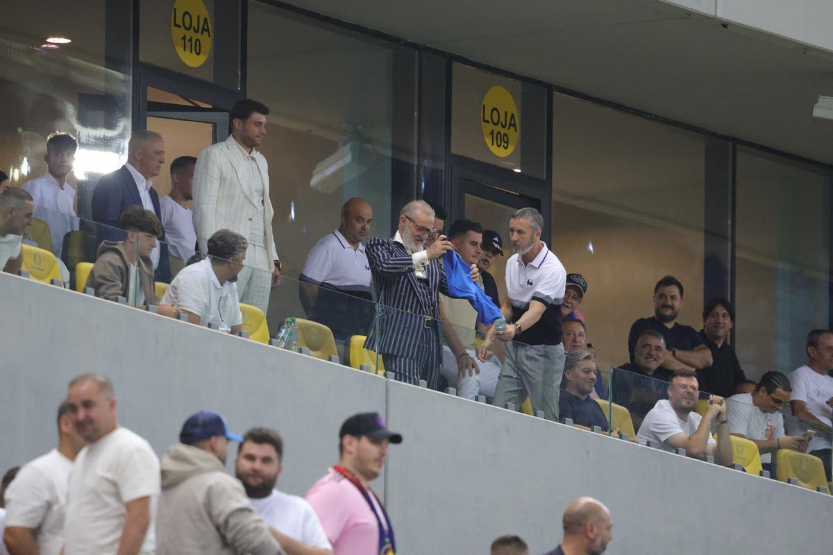 Ce a făcut Gigi Becali, la pauza partidei dintre FCSB și Aberdeen // foto: Ionuț Iordache