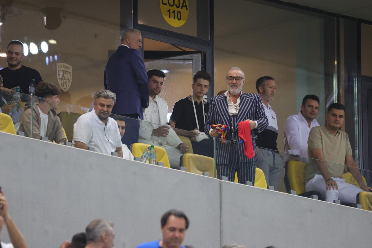 Ce a făcut Gigi Becali, la pauza partidei dintre FCSB și Aberdeen // foto: Ionuț Iordache