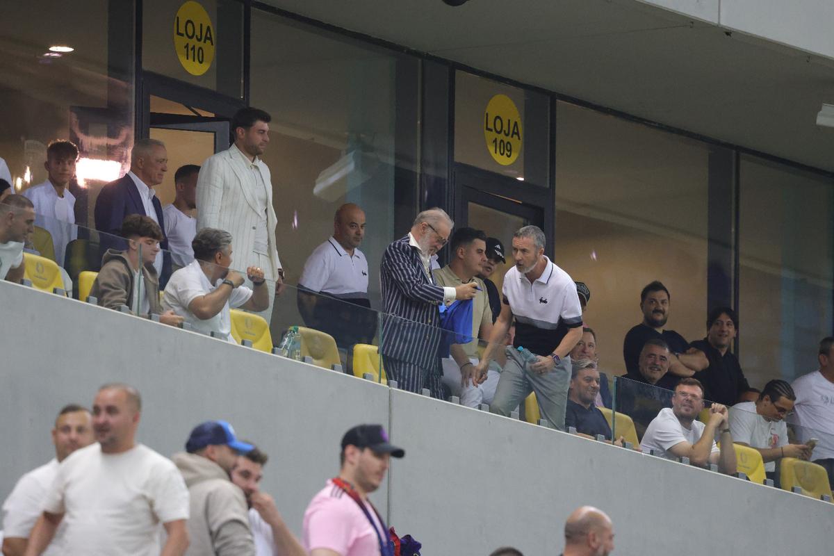 Ce a făcut Gigi Becali, la pauza partidei dintre FCSB și Aberdeen // foto: Ionuț Iordache