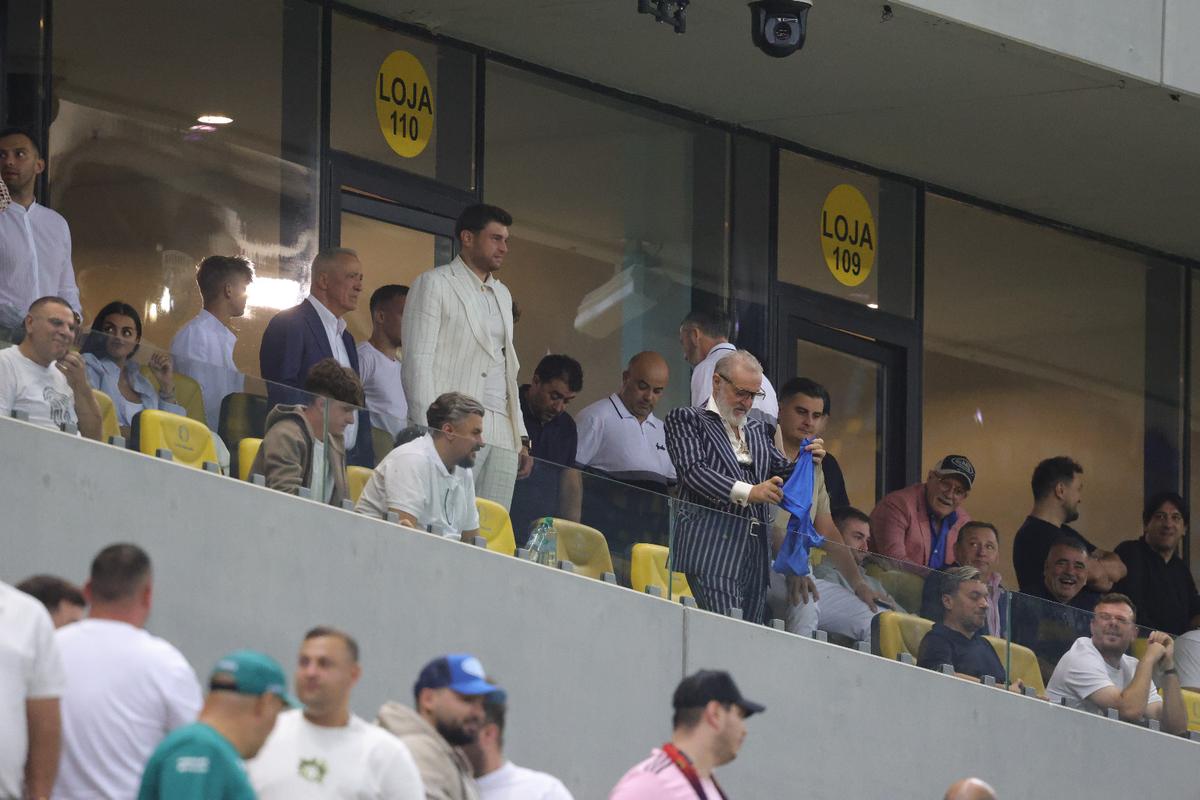 Ce a făcut Gigi Becali, la pauza partidei dintre FCSB și Aberdeen // foto: Ionuț Iordache