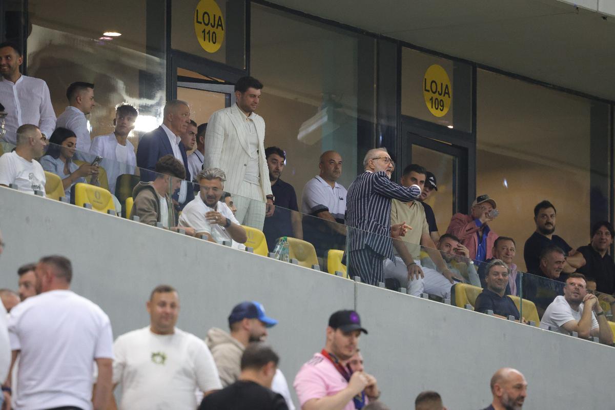 Ce a făcut Gigi Becali, la pauza partidei dintre FCSB și Aberdeen // foto: Ionuț Iordache