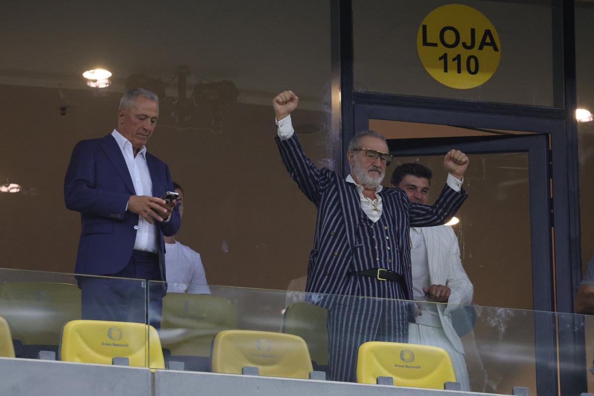 Ce a făcut Gigi Becali, la pauza partidei dintre FCSB și Aberdeen // foto: Ionuț Iordache
