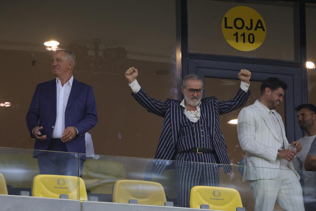 Ce a făcut Gigi Becali, la pauza partidei dintre FCSB și Aberdeen // foto: Ionuț Iordache