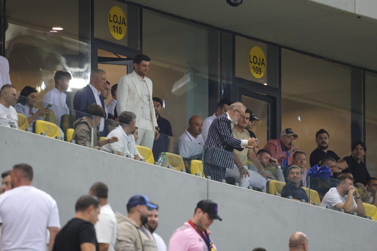 Ce a făcut Gigi Becali, la pauza partidei dintre FCSB și Aberdeen // foto: Ionuț Iordache