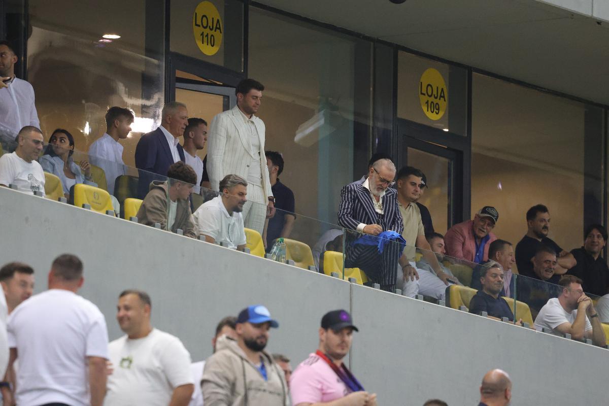 Ce a făcut Gigi Becali, la pauza partidei dintre FCSB și Aberdeen // foto: Ionuț Iordache