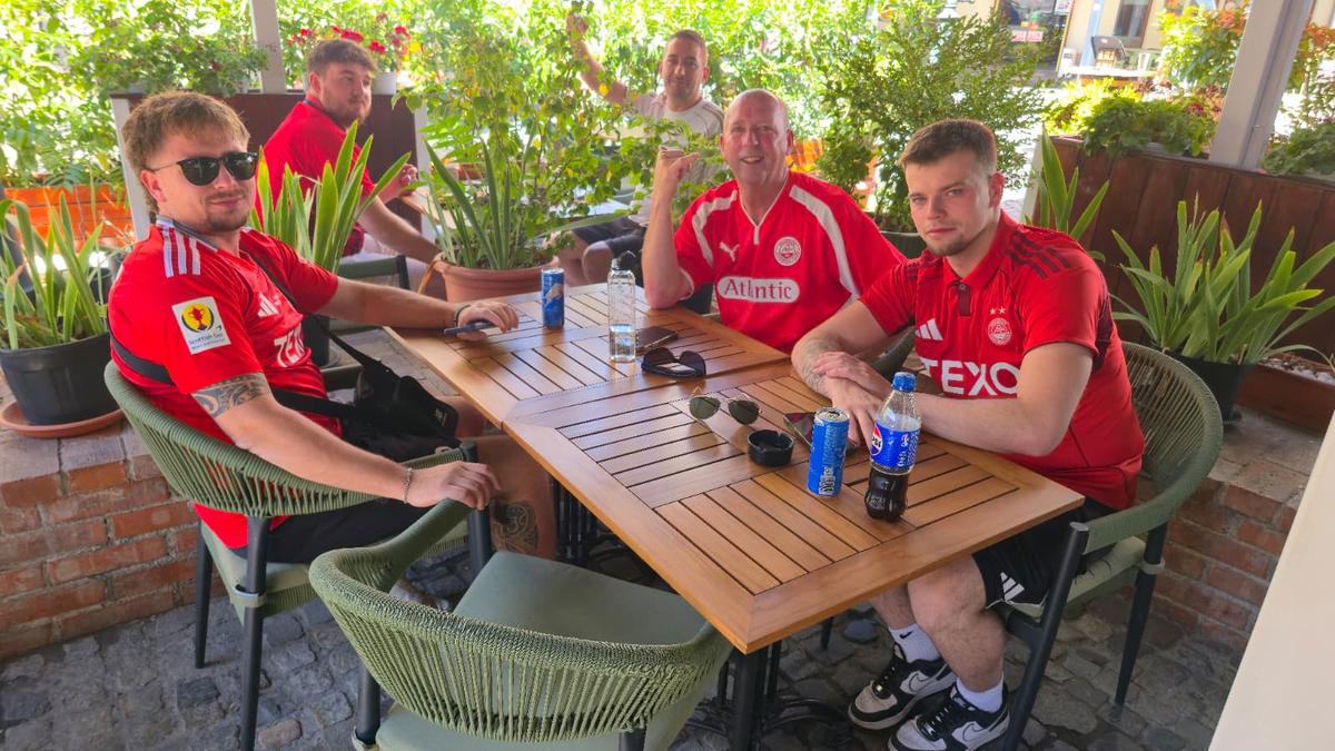Fanii scoțieni petrec în Centrul Vechi înainte de Aberdeen - FCSB