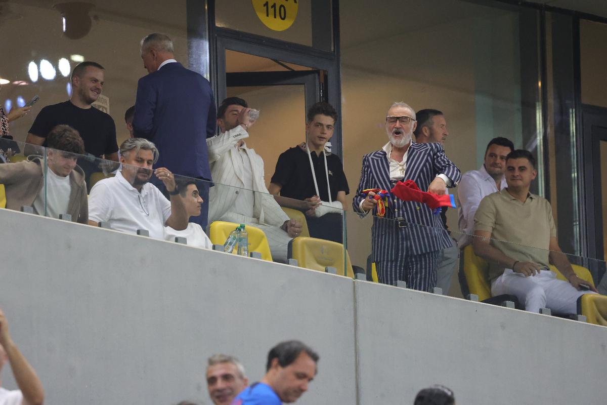 Ce a făcut Gigi Becali, la pauza partidei dintre FCSB și Aberdeen // foto: Ionuț Iordache