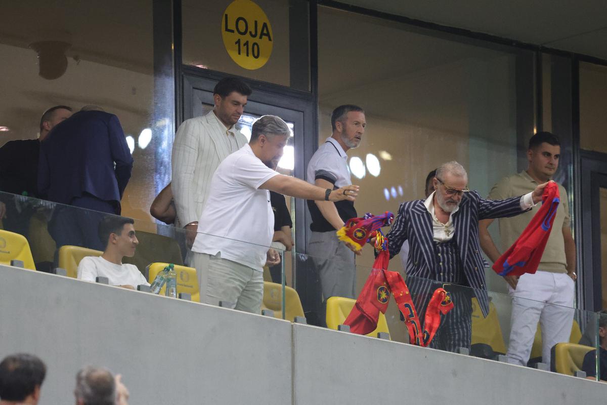 Ce a făcut Gigi Becali, la pauza partidei dintre FCSB și Aberdeen // foto: Ionuț Iordache