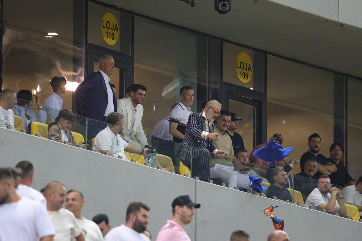 Ce a făcut Gigi Becali, la pauza partidei dintre FCSB și Aberdeen // foto: Ionuț Iordache