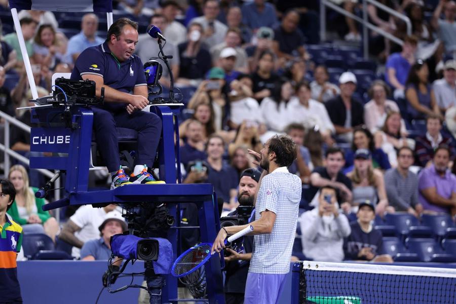 Daniil Medvedev discutând cu arbitrul Greg Allensworth la US Open Foto: Imago Images Daniil Medvedev, amendat cu 42.500 de dolari după comportamentul deplasat în meciul din turul 1 la US Open
