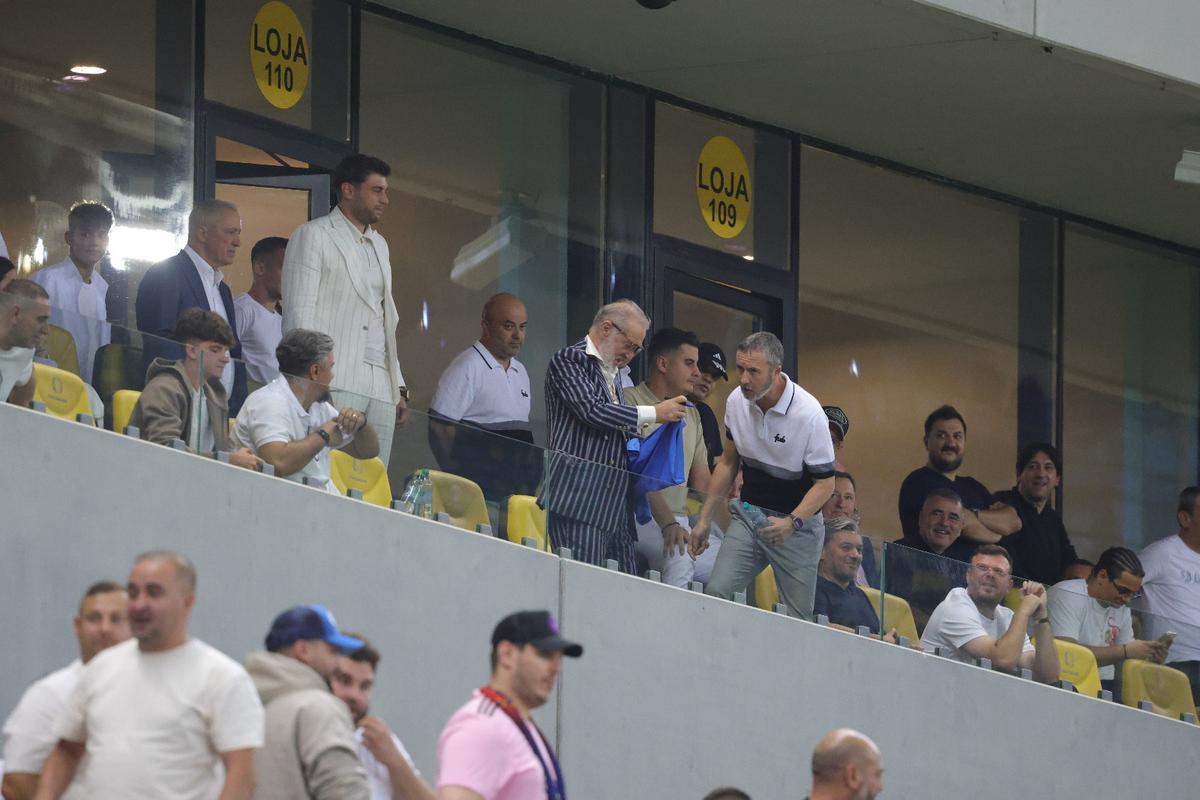 Ce a făcut Gigi Becali, la pauza partidei dintre FCSB și Aberdeen // foto: Ionuț Iordache