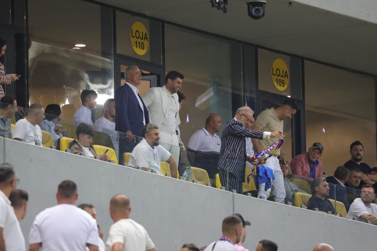 Ce a făcut Gigi Becali, la pauza partidei dintre FCSB și Aberdeen // foto: Ionuț Iordache