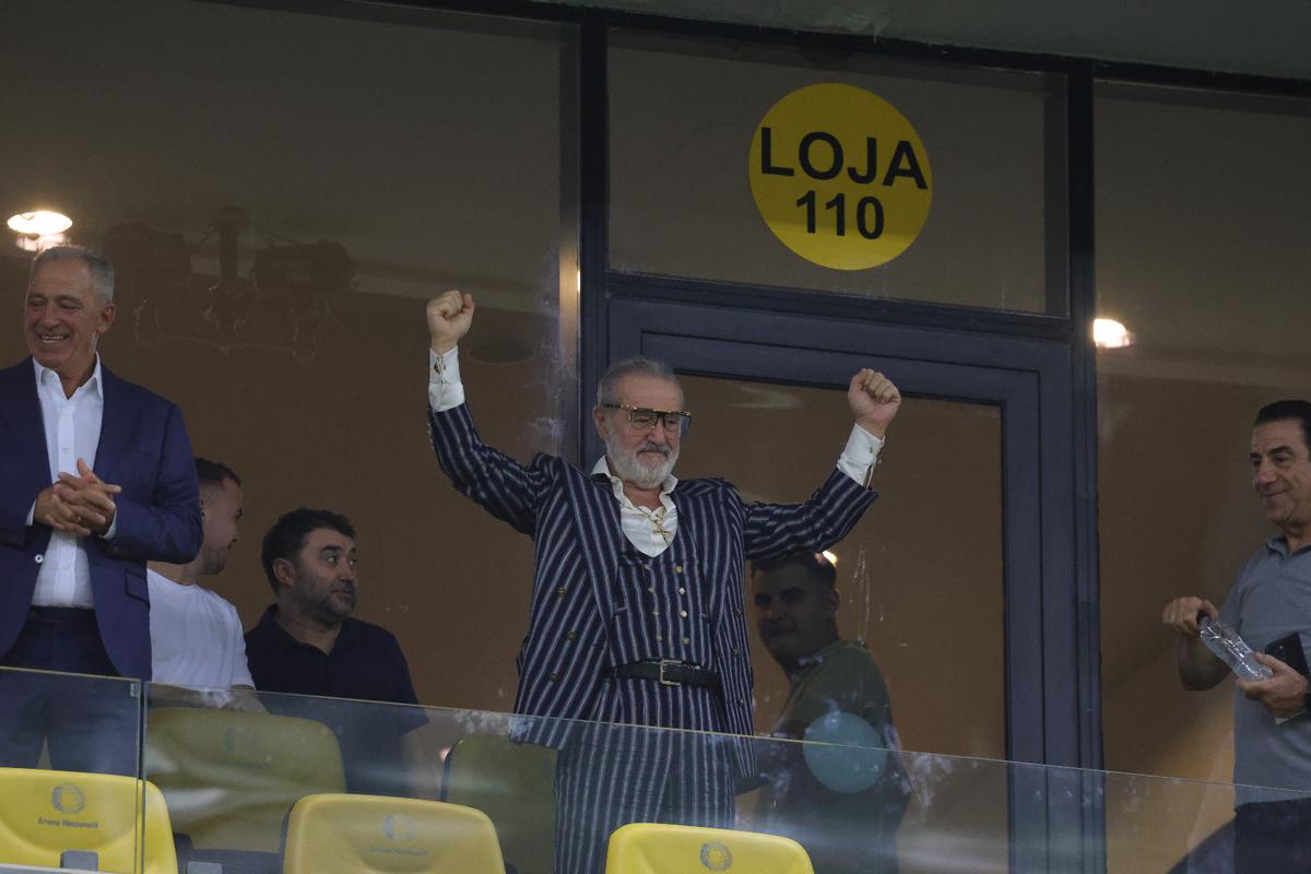 Ce a făcut Gigi Becali, la pauza partidei dintre FCSB și Aberdeen // foto: Ionuț Iordache