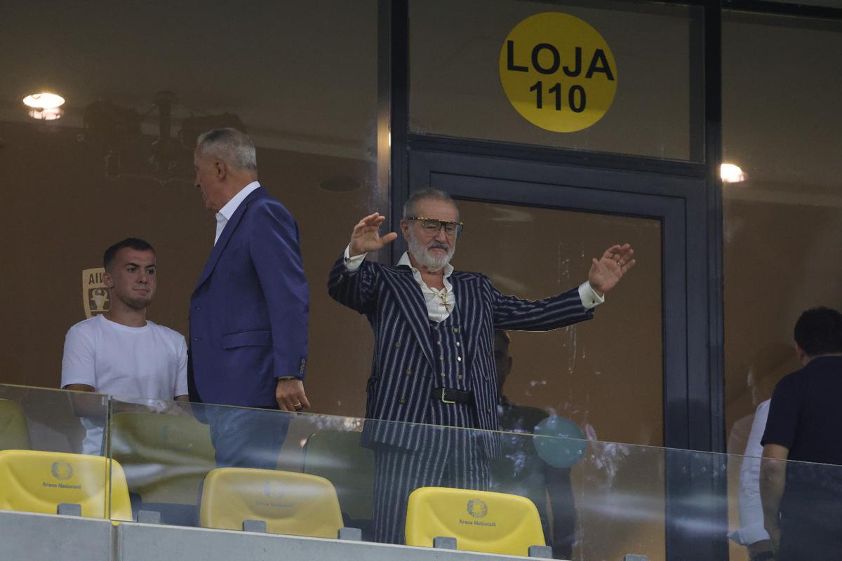 Ce a făcut Gigi Becali, la pauza partidei dintre FCSB și Aberdeen // foto: Ionuț Iordache