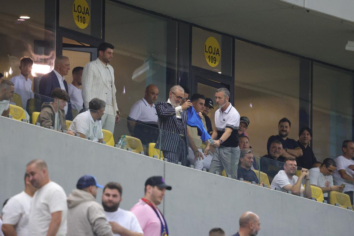Ce a făcut Gigi Becali, la pauza partidei dintre FCSB și Aberdeen // foto: Ionuț Iordache