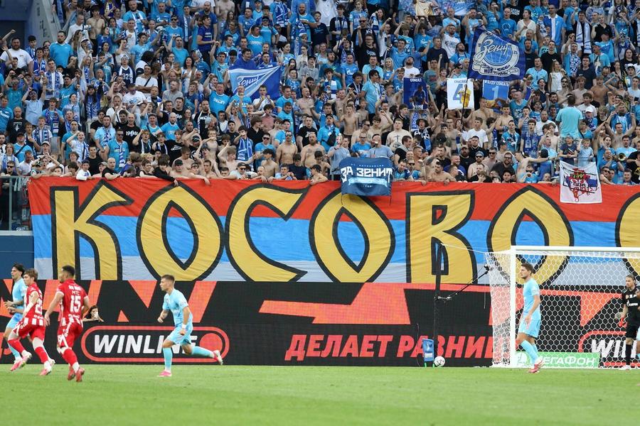 Mesajul despre Kosovo, surprins în timpul meciului amical Zenit Sankt Petersburg - Steaua Roșie Belgrad 3-1, disputat pe Gazprom Arena. 12 iulie 2026. Foto: Imago A murit Ratko Mladic » Cum a ajuns „Măcelarul din Balcani” idolul ultrașilor radicali și episodul reprobabil de la meciul României