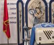 Sicriul cu trupul neînsuflețit al lui Nae Ungureanu, depus la stadionul „Ion Oblemenco”. Mesajul sfâșietor care îi întâmpină pe fani