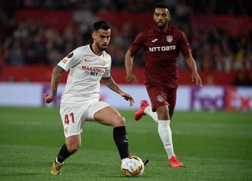 Suso (stânga, în duelul FC Sevilla - CFR Cluj 0-0 de pe 27 februarie 2020 / Foto: Imago