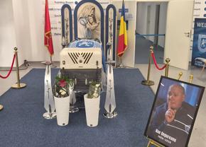 Sicriul cu trupul neînsuflețit al lui Nae Ungureanu, depus la stadionul „Ion Oblemenco”