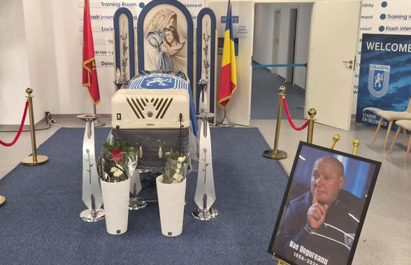 Sicriul cu trupul neînsuflețit al lui Nae Ungureanu, depus la stadionul „Ion Oblemenco”. Mesajul sfâșietor care îi întâmpină pe fani