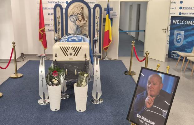 Sicriul cu trupul neînsuflețit al lui Nae Ungureanu, depus la stadionul „Ion Oblemenco”. Mesajul sfâșietor care îi întâmpină pe fani