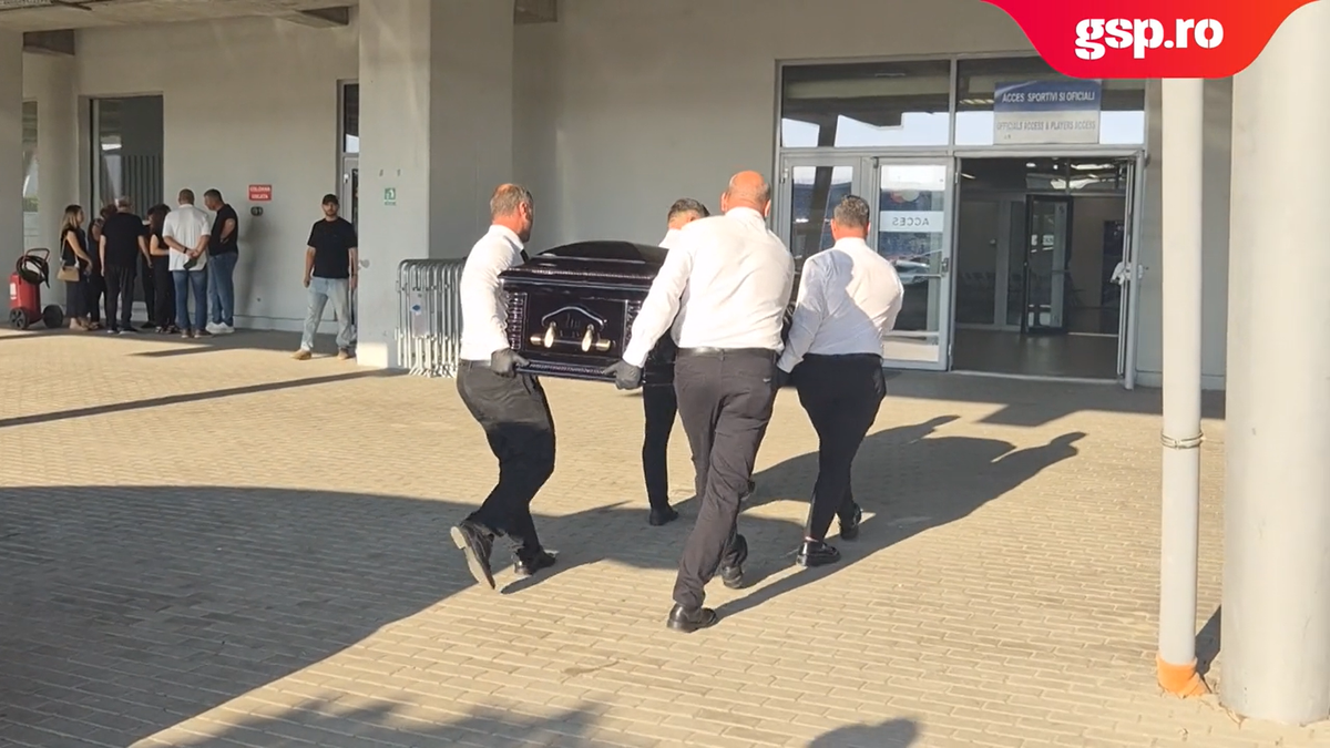 Sicriul cu trupul neînsuflețit al lui Nae Ungureanu, depus la stadionul „Ion Oblemenco”. Mesajul sfâșietor care îi întâmpină pe fani