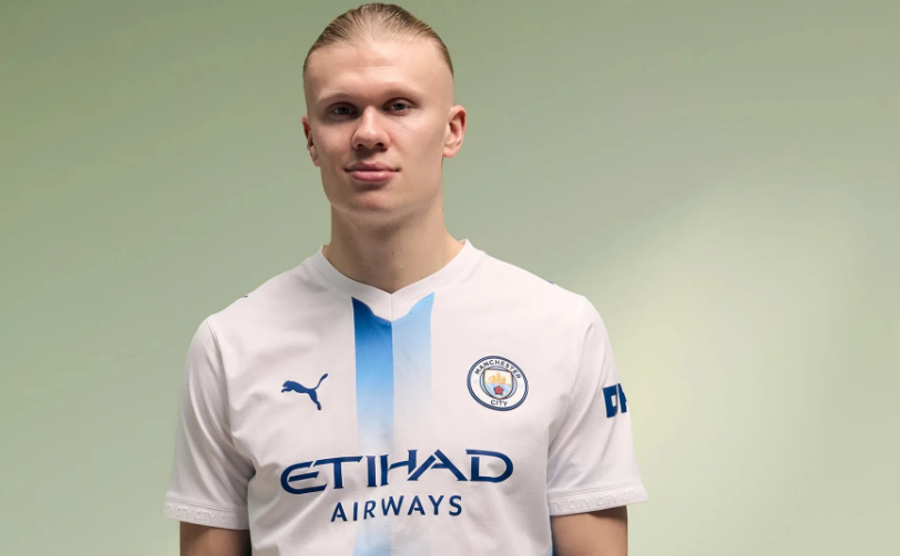 Erling Haaland s-a pozat cu noua frizură în al treilea tricou pe care jucătorii lui Manchester City îl vor purta în sezonul 2026-'27 / Foto: Instagram Manchester City își îmbracă vedetele cu inteligența artificială